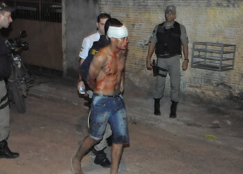 Durante a perseguição policial, um dos assaltantes foi alvejado e faleceu