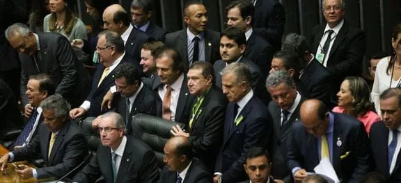 Câmara entrega relatório do impeachment ao Senado às 15h
