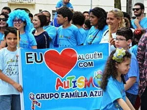 Família Azul busca regulamentação de lei estadual durante atividades do dia do autismo
