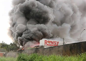 Incêndio destrói loja Ronsy de material de construção e prejuízo é estimado em 20 milhões