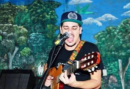 Hoje, no Point do Pato, tem mais uma quarta-feira regada de muita descontração, bate papo e gente bonita. Chris Guto anima mais uma vez com seu violão e um cardápio sonoro repleto de swing, groove e muito balanço. Vamos aproveitar esse clima agradável com a cerveja mais gelada da city e os pratos regionais mais deliciosos para degustação.