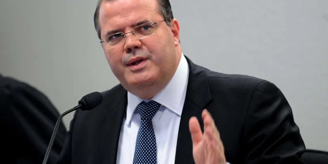 Brasília - O presidente do Banco Central, Alexandre Tombini, participa de audiência pública na Comissão de Assuntos Econômicos do Senado, sobre política monetária e crise econômica mundial
