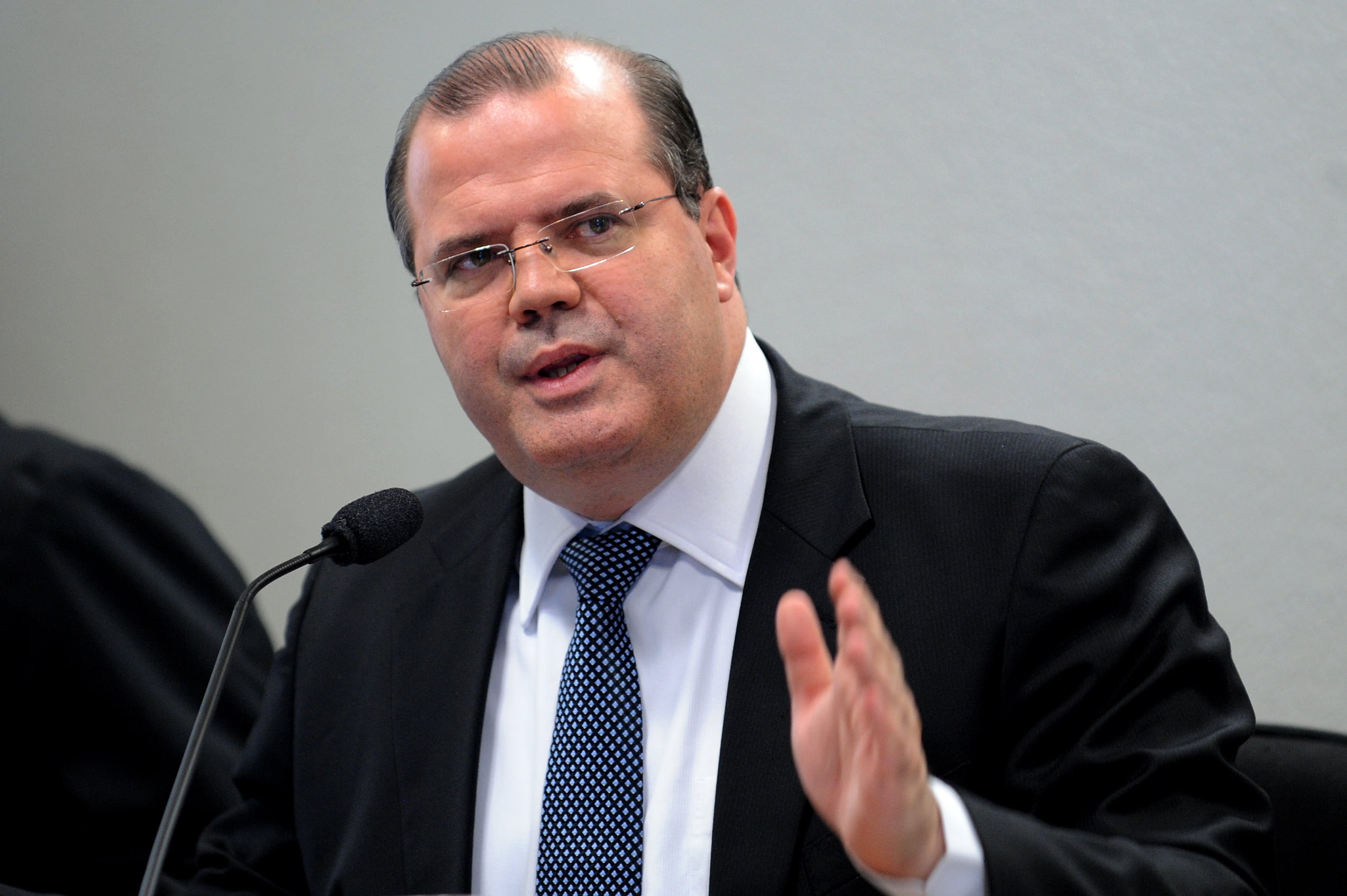 Brasília - O presidente do Banco Central, Alexandre Tombini, participa de audiência pública na Comissão de Assuntos Econômicos do Senado, sobre política monetária e crise econômica mundial