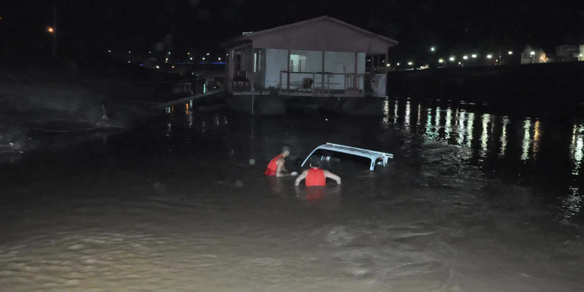 Testemunhas dizem que o veículo teve problemas mecânicos, desceu a rampa e caiu no Rio Acre