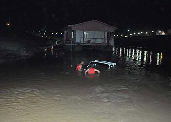 Testemunhas dizem que o veículo teve problemas mecânicos, desceu a rampa e caiu no Rio Acre