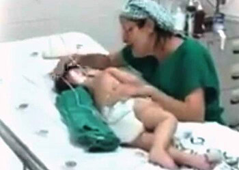 Cantando ‘Sapo Cururu’, enfermeira acalma criança em leito de hospital e vídeo viraliza na web