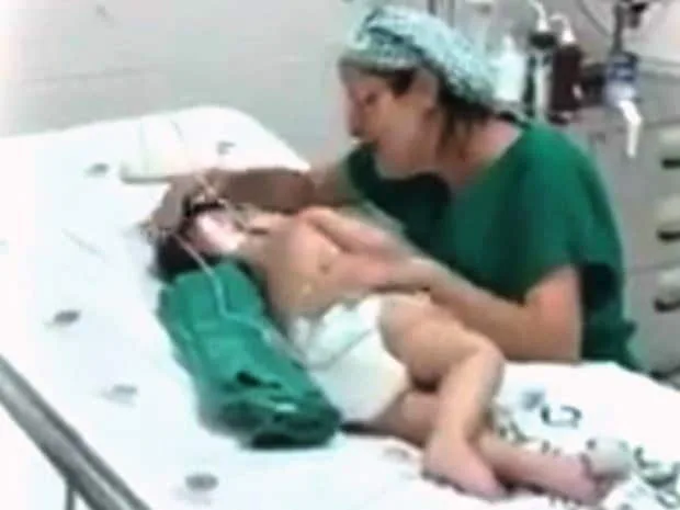 Cantando ‘Sapo Cururu’, enfermeira acalma criança em leito de hospital e vídeo viraliza na web