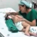 Cantando ‘Sapo Cururu’, enfermeira acalma criança em leito de hospital e vídeo viraliza na web