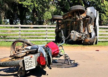 De moto, mulher é atingida por viatura policial desgovernada e morre na AC-40