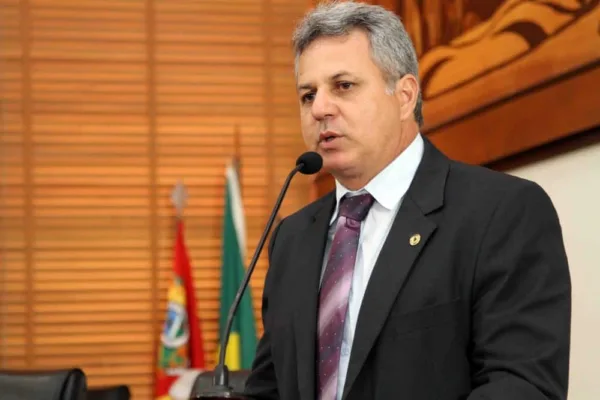 Deputado destaca assinatura de termo que beneficia projetos de assentamento no Estado