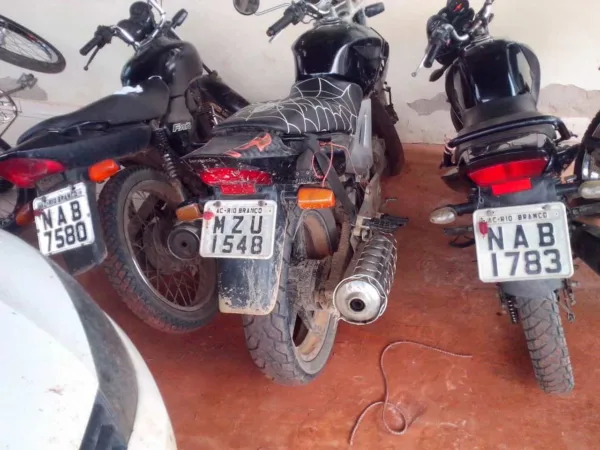 Polícias prendem quatro pessoas e recuperam três motos em Porto Acre