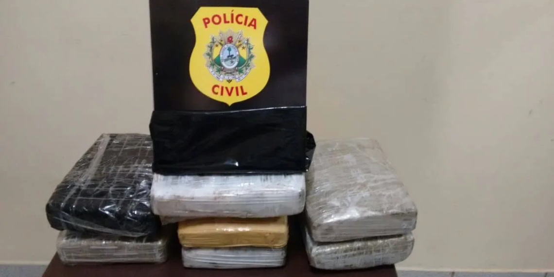 Polícia Civil prende jovem transportando 7 quilos de maconha