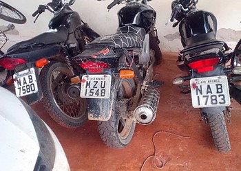 Polícias prendem quatro pessoas e recuperam três motos em Porto Acre