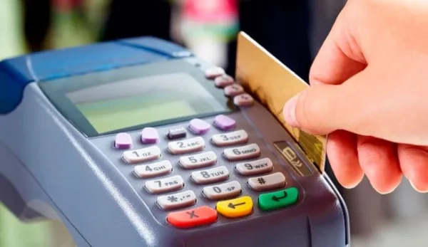 Agência bancária deve indenizar cliente por bloqueio indevido em cartão de crédito