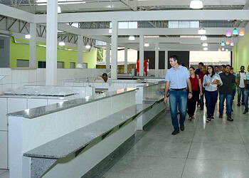 Marcus Alexandre inspeciona detalhes finais para a inauguração do Mercado do Bosque