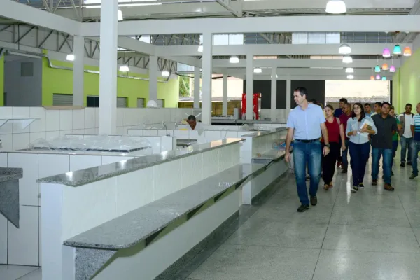 Marcus Alexandre inspeciona detalhes finais para a inauguração do Mercado do Bosque