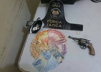 Foi apreendido ainda um revólver calibre 32, um celular e uma quantia em dinheiro que não foi divulgada (Foto: Divulgação PMAC)