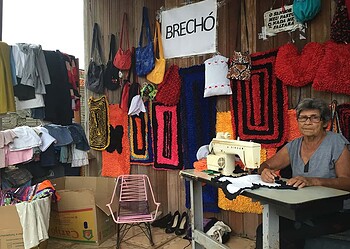 A área da casa onde a aposentada mora com a filha é sua vitrine. (Foto: Bruna Mello)