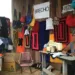 A área da casa onde a aposentada mora com a filha é sua vitrine. (Foto: Bruna Mello)