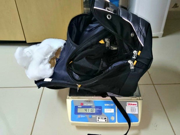 Droga estava escondida no forro da mochila e seria entregue em São Paulo (Foto Divulgação PRF AC)