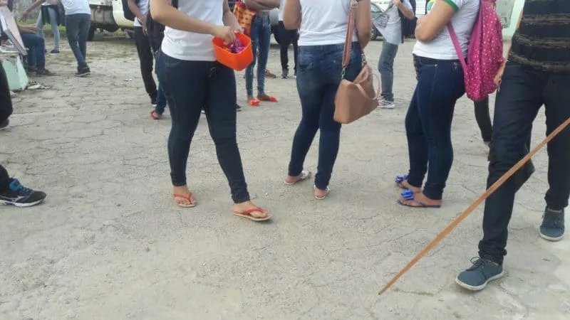 Alunos tumultuam escola e arrombam portão de entrada; professores vivem momentos de terror