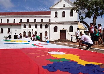 Corpus Christi: fiéis se reúnem para ornamentar ruas com tapetes simbólicos