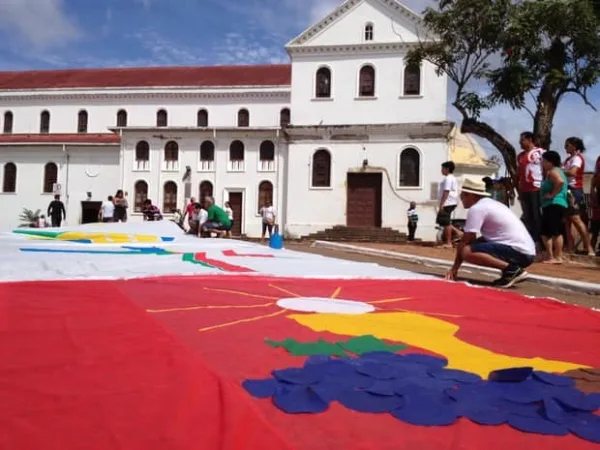 Corpus Christi: fiéis se reúnem para ornamentar ruas com tapetes simbólicos