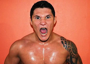 Lutador acusado de agredir casal é monitorado por tornozeleria eletrônica