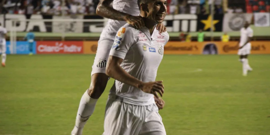 Fernando Medeiros comemora terceiro gol santista marcado na noite de ontem, na Arena da Floresta. (Foto: JOÃO PAULO MAIA)