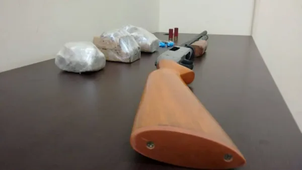 Polícia Civil apreende arma e drogas no Mocinha Magalhães