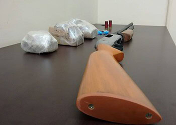 Polícia Civil apreende arma e drogas no Mocinha Magalhães