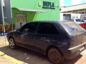 Quatro são presos com armas e camisas com brasões da polícia