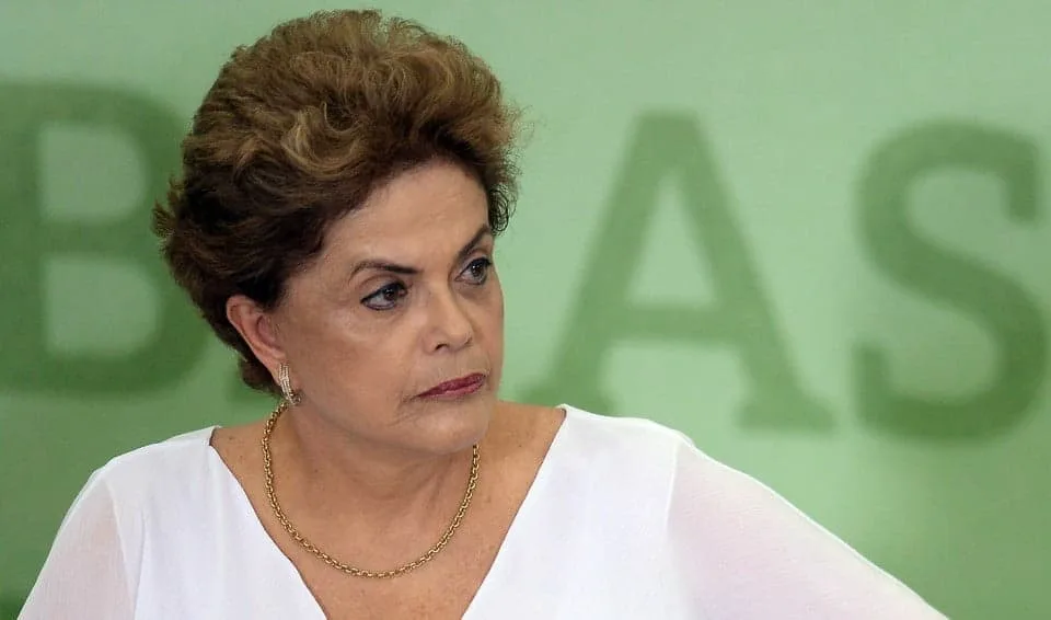 Comissão do Senado aprova processo de impeachment de Dilma