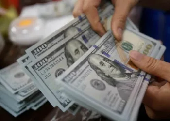 Após eleições, dólar opera em queda