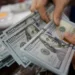 Após eleições, dólar opera em queda