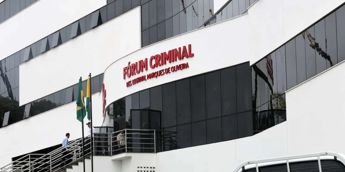 Presos quebram ferros e escavam parede do Fórum Criminal em tentativa de fuga