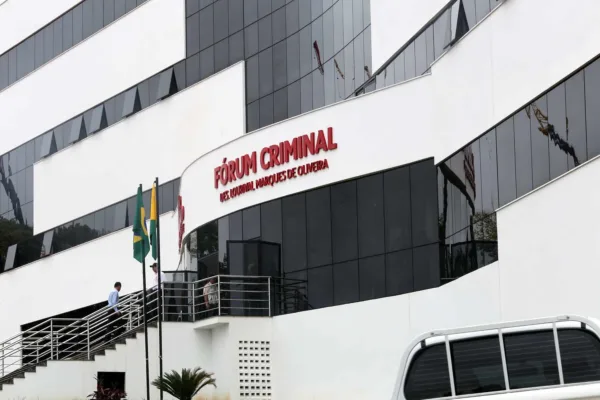 Presos quebram ferros e escavam parede do Fórum Criminal em tentativa de fuga