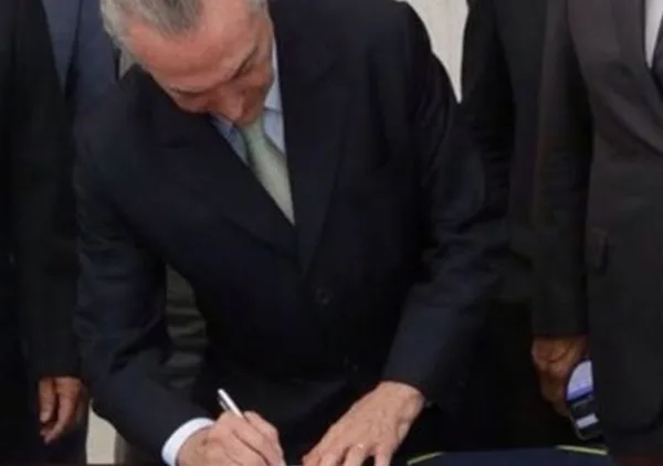 Vice Temer é notificado que se tornou presidente e anuncia ministério