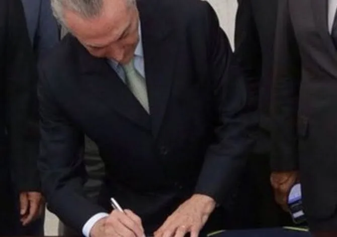 Vice Temer é notificado que se tornou presidente e anuncia ministério