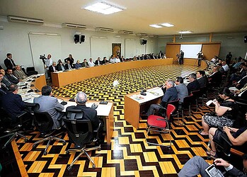 O governo do Estado, por meio da Secretaria de Desenvolvimento Econômico, Mineração e Energia (Semede), e o Banco da Amazônia assinaram um protocolo de intenções para alinhar ações de fomento no Pará. O banco vai disponibilizar R$1,5 bilhão em recursos para serem aplicados em diversos setores da economia que estejam alinhadas ao plano de desenvolvimento articulado pelo governo estadual. O protocolo foi assinado na manhã desta terça-feira, 29, no Palácio do Governo.

FOTO: ANTONIO SILVA / AG. PARÁ
DATA: 29.03.2016
BELÉM - PARÁ