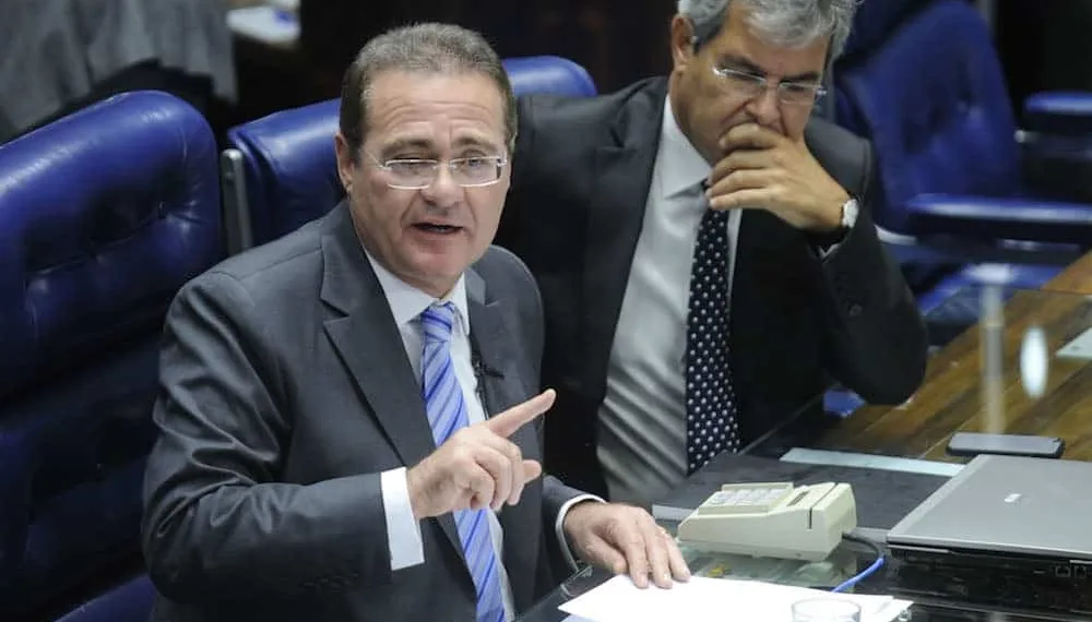 O presidente do Senado, Renan Calheiros, anuncia corte de terceirizados e modernização na Comunicação do Senado. À direita, o senador Jorge Viana (PT-AC)