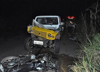 Incêndio em vegetação à margem de estrada causa acidente fatal