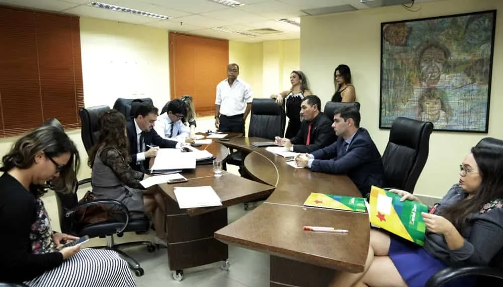 Deputados que compõem Comissão de Orçamento e Finanças da Aleac debatem LDO para 2017