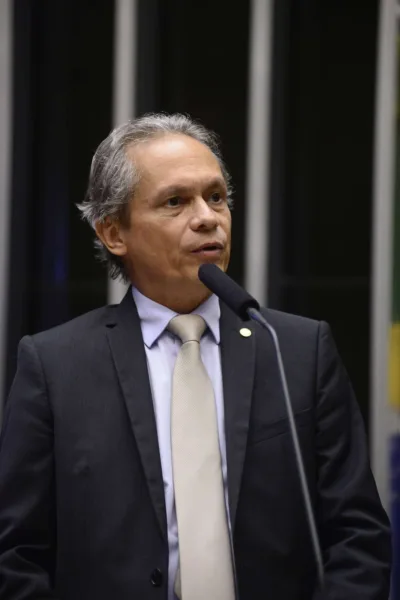 Raimundo Angelim protesta contra o esvaziamento da Câmara dos Deputados