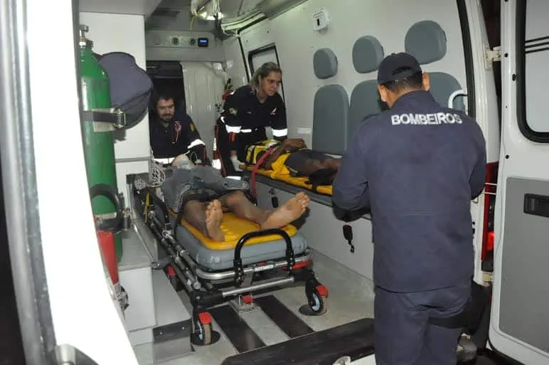 Adolescente pega moto escondido da família e sofre acidente