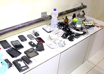 Agentes penitenciários fazem a maior apreensão de celulares com uma única pessoa