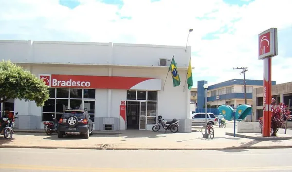 Banco deve restituir e indenizar cliente por parcelas descontadas indevidamente