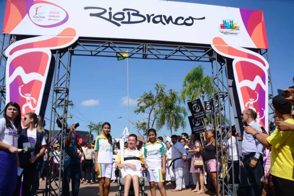 Chama Olímpica leva multidão às ruas de Rio Branco