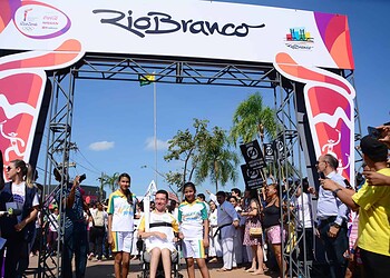 Chama Olímpica leva multidão às ruas de Rio Branco