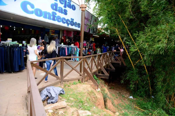 Marcus Alexandre apresenta projeto de contenção de barranco no bairro 6 de Agosto